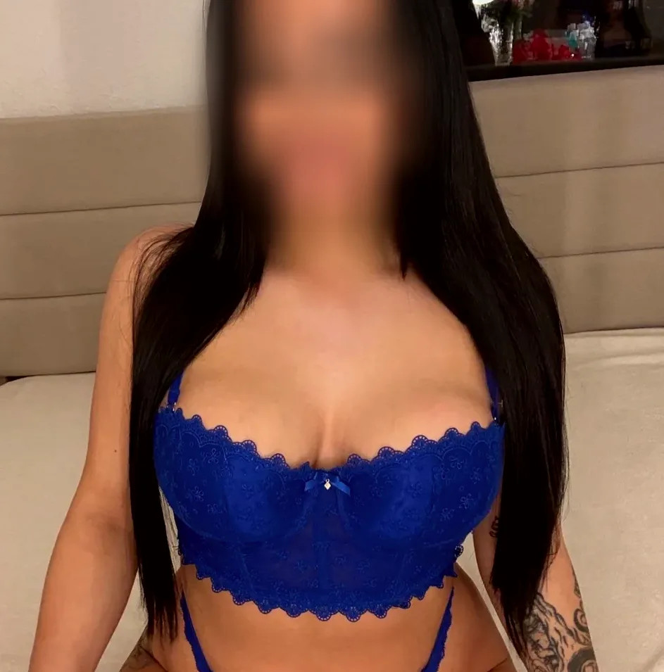 Emmi, 24