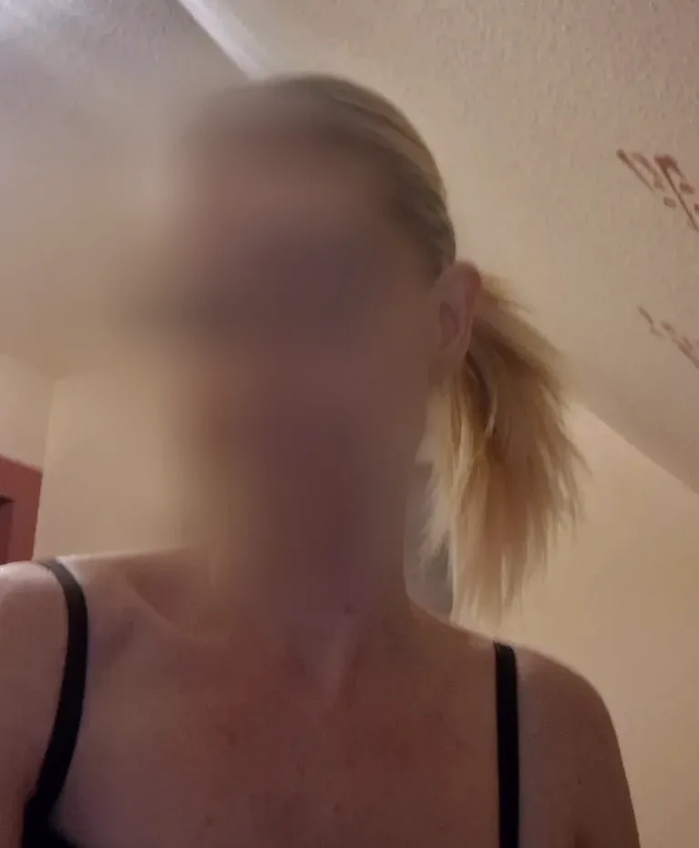 Enni, 28